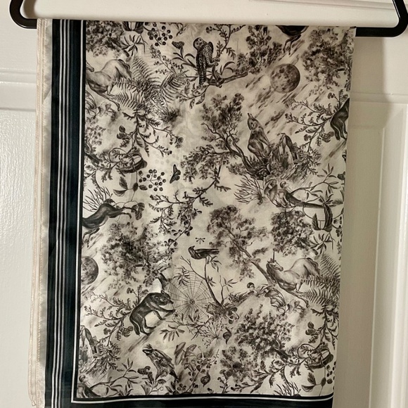 Fable England Wolf Garden Square Scarf - Black - NWT - Picture 5 of 16